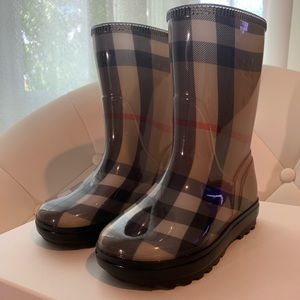 Boys/girls Burberry boots